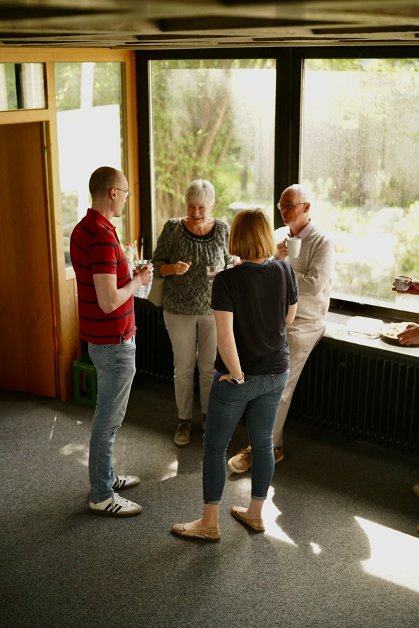 Beisammensein im Stehcafé nach dem Gottesdienst