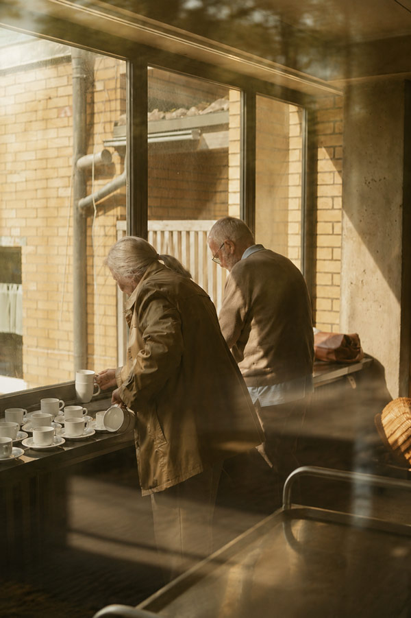 Älteres Paar am Kaffeestand